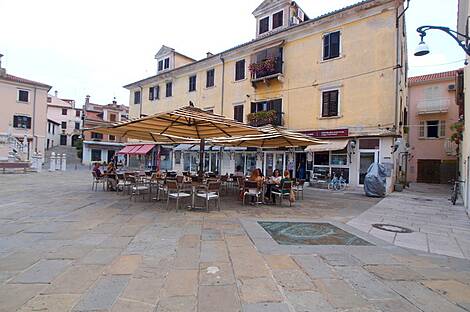 Кафе-бар с террасой в центре Копра: 1