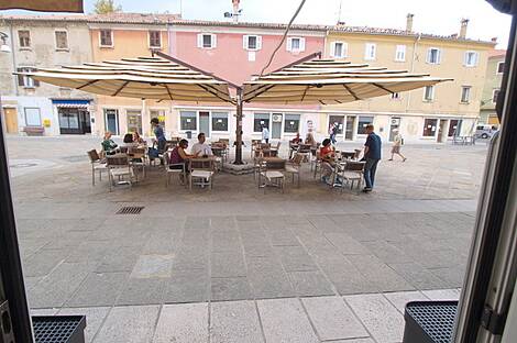 Кафе-бар с террасой в центре Копра: 12