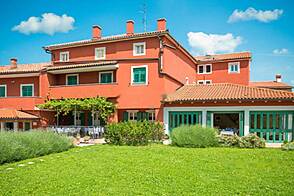 Дом в Шторье расположен в живописной местности, окружённой густыми лесами и чистым воздухом.