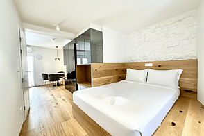 Строение с террасой на площади Тартини