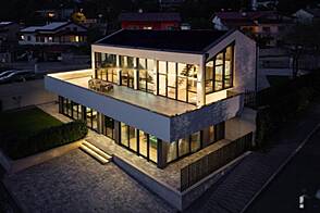 Дом в два этажа, расположенный в Сежане