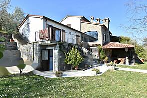 Дом Пуче с двумя этажами, расположенный в Долине Драгонье