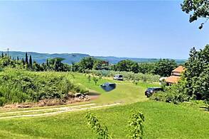 Здание с обширной территорией