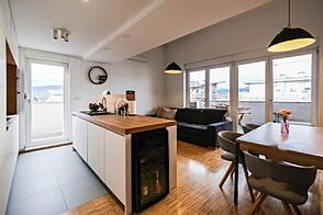 Брод жил в квартире с четырьмя комнатами.