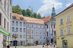 Квартира в центре, более 5 комнат.