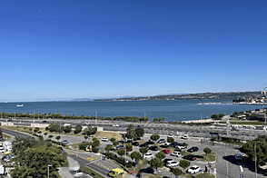 Двухкомнатная квартира в Копере с балконом и местом для парковки.