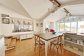 Квартира с четырьмя комнатами на Копер.