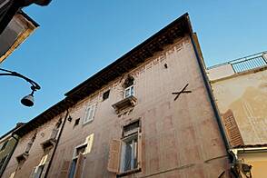 Квартира с количеством комнат от пяти и более.