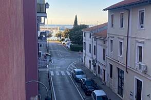 Квартира с тремя комнатами, недавно построена.