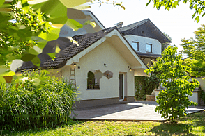 Здание Поле Любляна Кашель