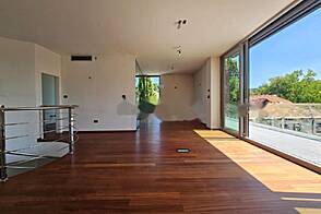 Центр, многокомнатная квартира, более пяти комнат.