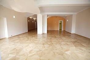 Четырехкомнатная квартира в центре.