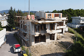 Дом, протяженный мост