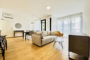 Трёхкомнатная квартира, расположена в центре