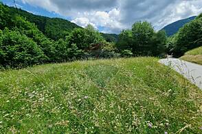 Участок земли в Кропе, хорошо освещённый солнцем, частично предназначен для сельскохозяйственных нужд.