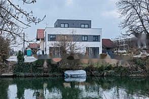 Дом в Новом Трново, стоящий у воды