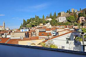 Современная квартира с четырьмя комнатами в городе Пиран