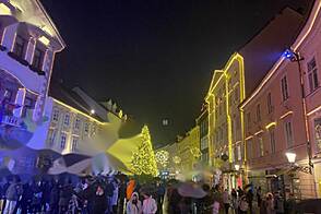 Городская площадь с торговым центром