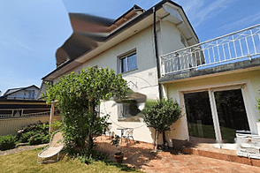 Дом на два этажа с прилегающим садом.