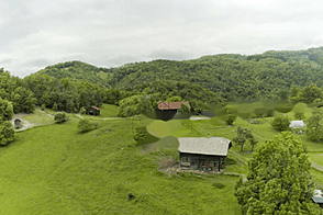 Дом, расположенный среди девственной природы Севницы