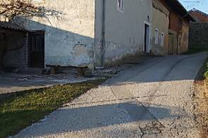 Дом, расположенный в Заречье, рядом с рекой Бистрицей.