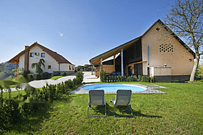 Дом на возвышенности, окруженный природой.