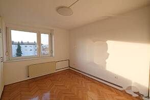 Трехкомнатная квартира в районе Безиград.