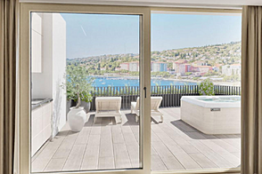 Квартира с тремя комнатами у побережья