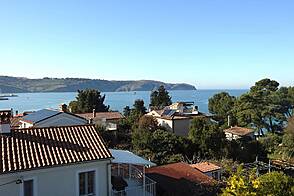 Здание с террасой в центре Изолы