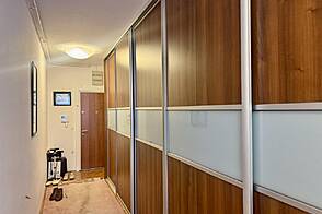 Многокомнатная квартира с более чем пятью комнатами, расположенная в Бежиграде.