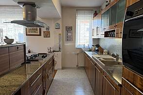 Дом с более чем 5 комнатами в районе Бежиград