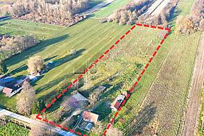 Жилище в Руднике расположено на плоском участке.