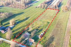 Жилище в Руднике расположено на плоском участке.