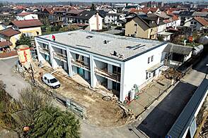 Любляна Мосте расположила у себя дом с террасой.