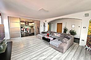 Жильё с пятью комнатами в Хрватини