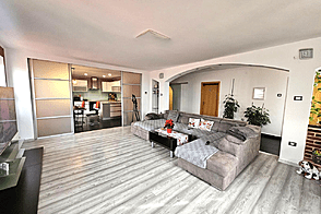 Жильё с пятью комнатами в Хрватини