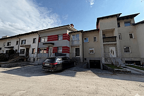 Здание с террасой в Чернуче.