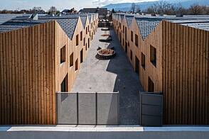 Дом у озера с террасой.