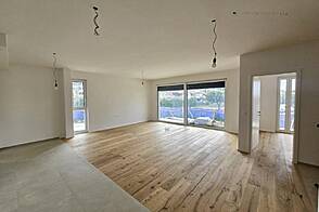 Изола: светлая квартира с домом и атриумом