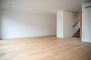 Резиденция Новое Блед: дом у озера с террасой.