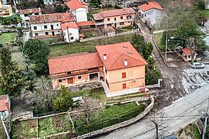 Дом в Брестовице при Комне, расположенный у границы с Италией.