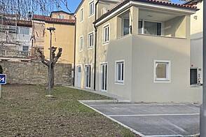 Здание, расположенное в центре Копра