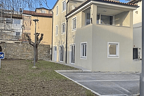 Здание, расположенное в центре Копра