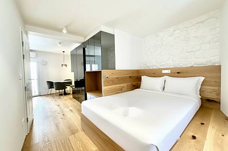 Строение с террасой на площади Тартини: 1