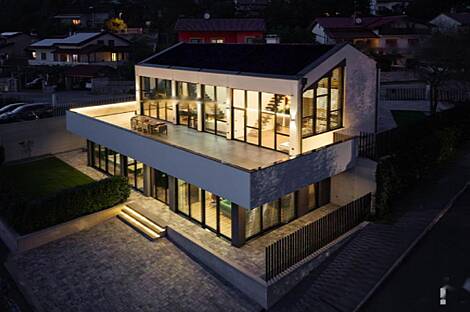 Дом в два этажа, расположенный в Сежане: 1