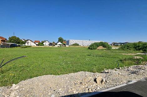 Участок земли в Задоброве с разрешением на возведение здания: 2