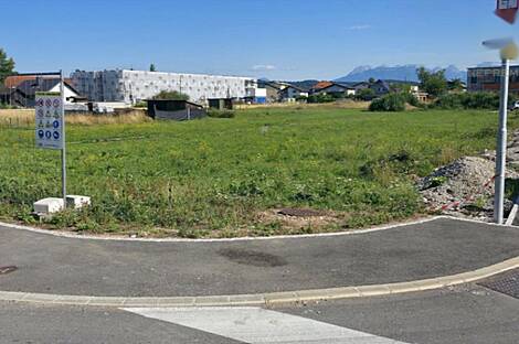 Участок земли в Задоброве с разрешением на возведение здания: 10