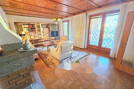 Дом в центре города Сежана: 17