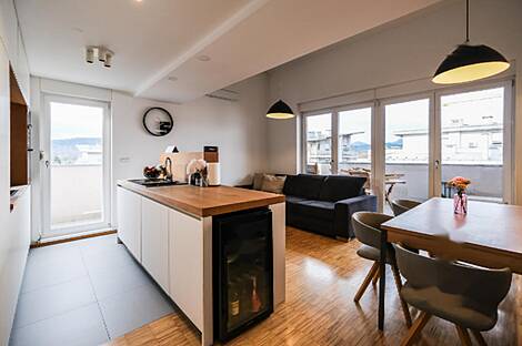 Брод жил в квартире с четырьмя комнатами.: 1