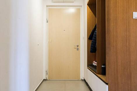 Брод жил в квартире с четырьмя комнатами.: 2